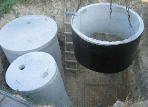 Выгребная яма сделана из бетонных колец