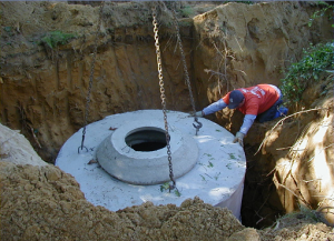 Установка бетонных колец в яму