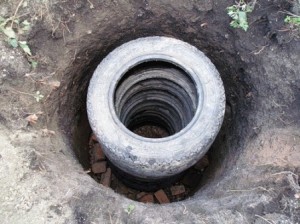 Покрышки в яме