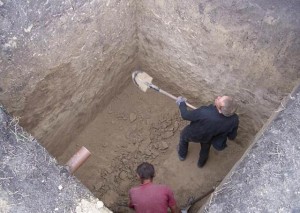 Мужчины роют яму